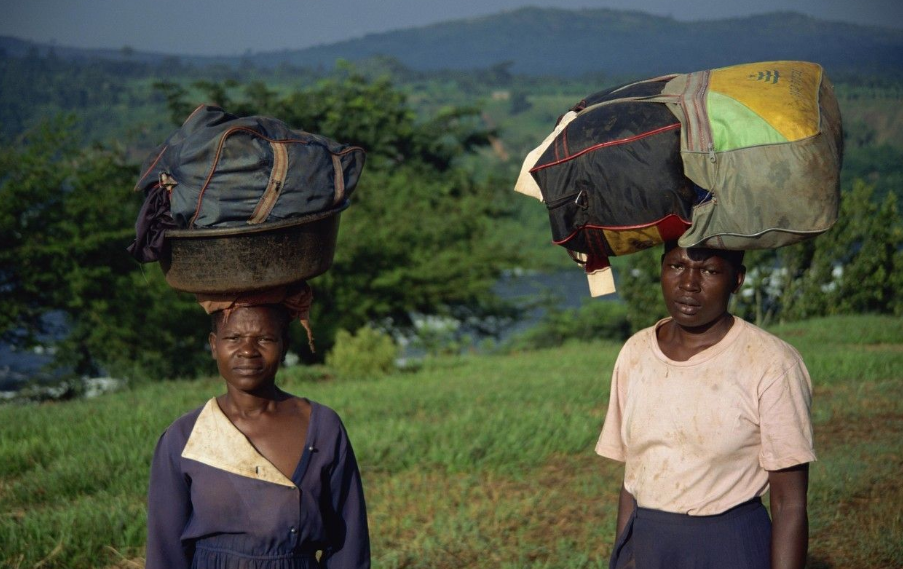 在我国,单人运物时大多用肩膀来扛,为何非洲人却将重物顶在头上