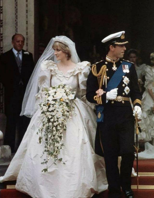 世纪婚礼曝光!戴安娜穿婚纱对花童玩摸头杀,惹得查尔斯开怀大笑