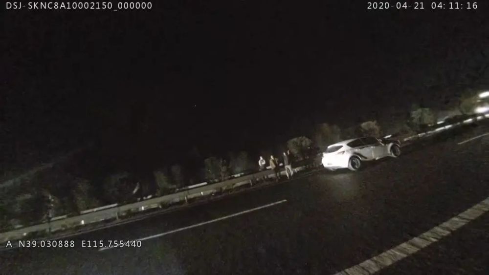 深夜轿车抛锚快车道,民警救援发现司机竟无驾驶证