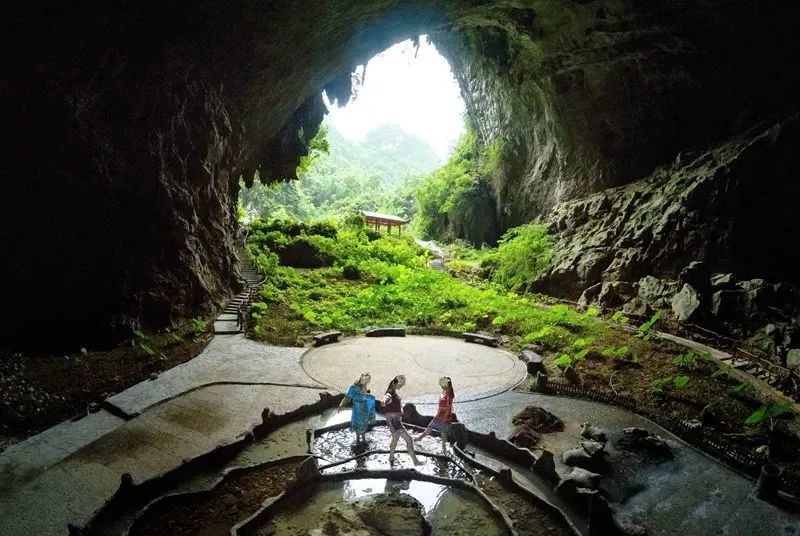 资源为依托,以"奇妙溶洞游,养生度假憩"为主题,景区旅游资源类型丰富