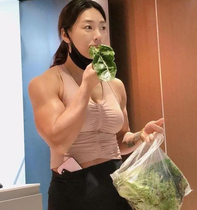 爱健身的女子,手臂肌肉很强,有一种力量美