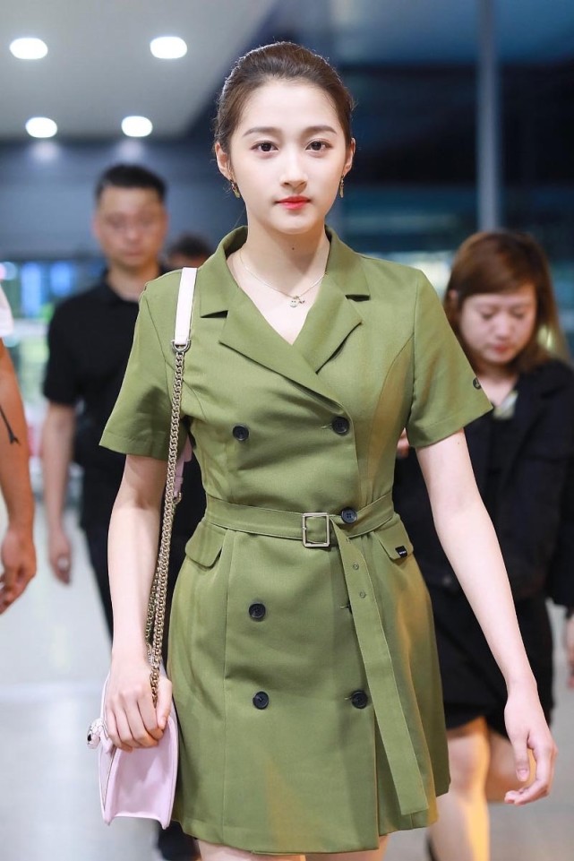 关晓彤上节目穿蓝色衬衫裙,复古民国少女造型,清纯动人