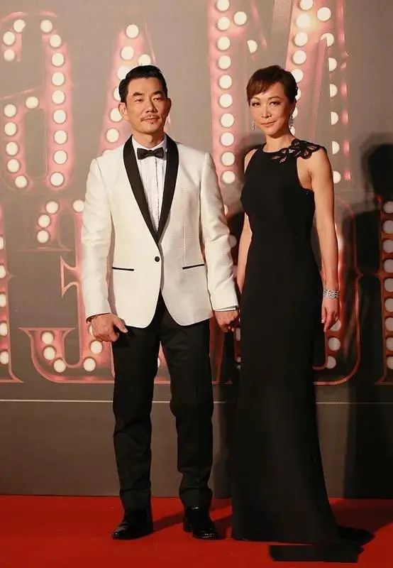 任贤齐老婆极少露面,长得普通没气质,但从不装比刘晓庆真实!