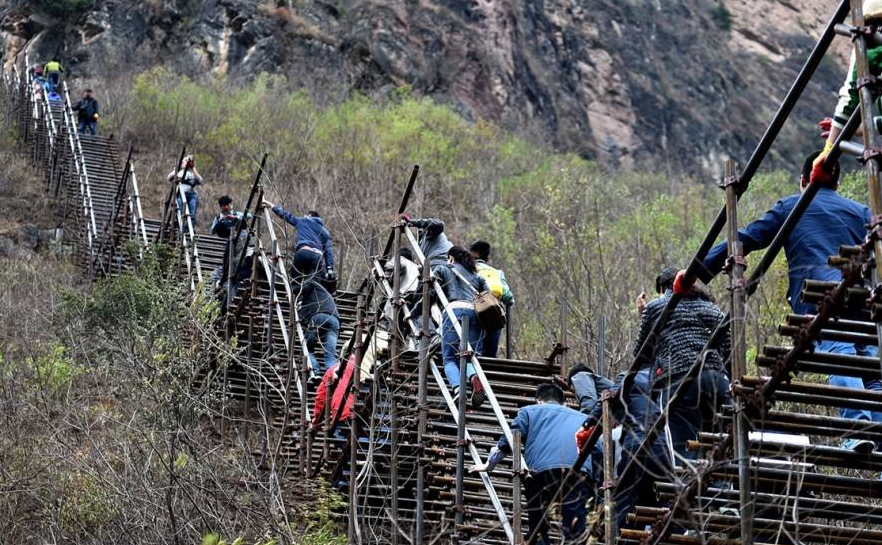 四川"悬崖村",村民出村都要爬几个小时悬崖,为什么不搬出来?