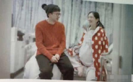谢娜首次公布孕期私照,挺巨肚与何炅热聊,两个女儿出镜太可爱
