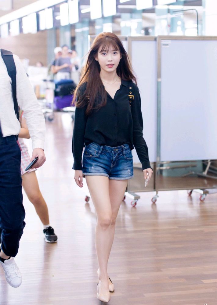 27岁李知恩好甜美身穿黑色衬衫配蓝色牛仔热裤轻松秀出好身材