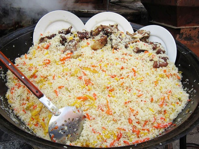 抓饭制作简单,却十分美味,有菜有肉有米饭,各类营养均衡,不愧是维吾尔