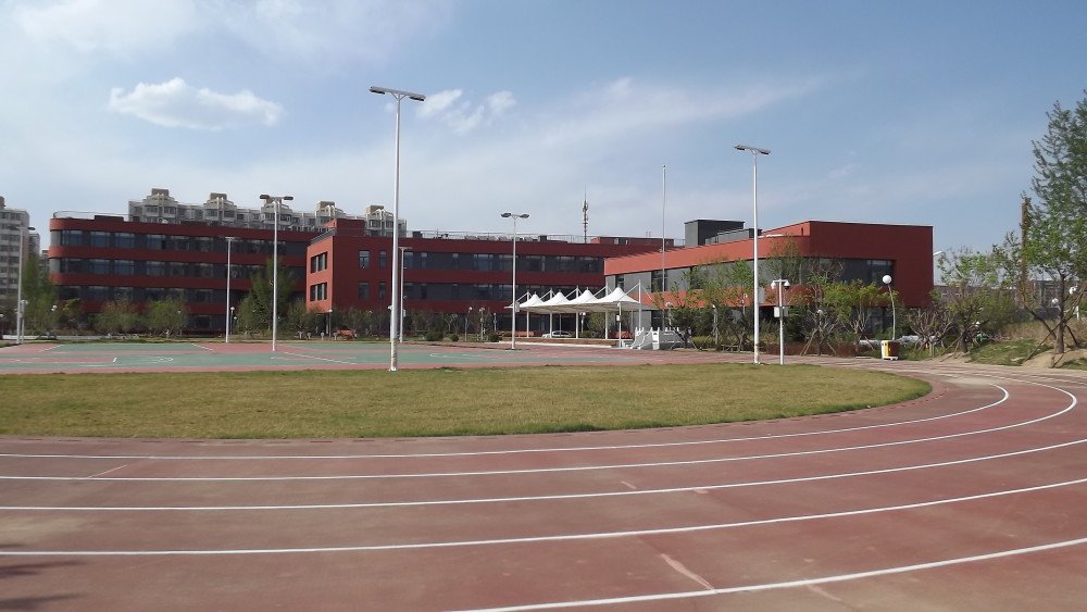 建华实验亦庄学校操场校园