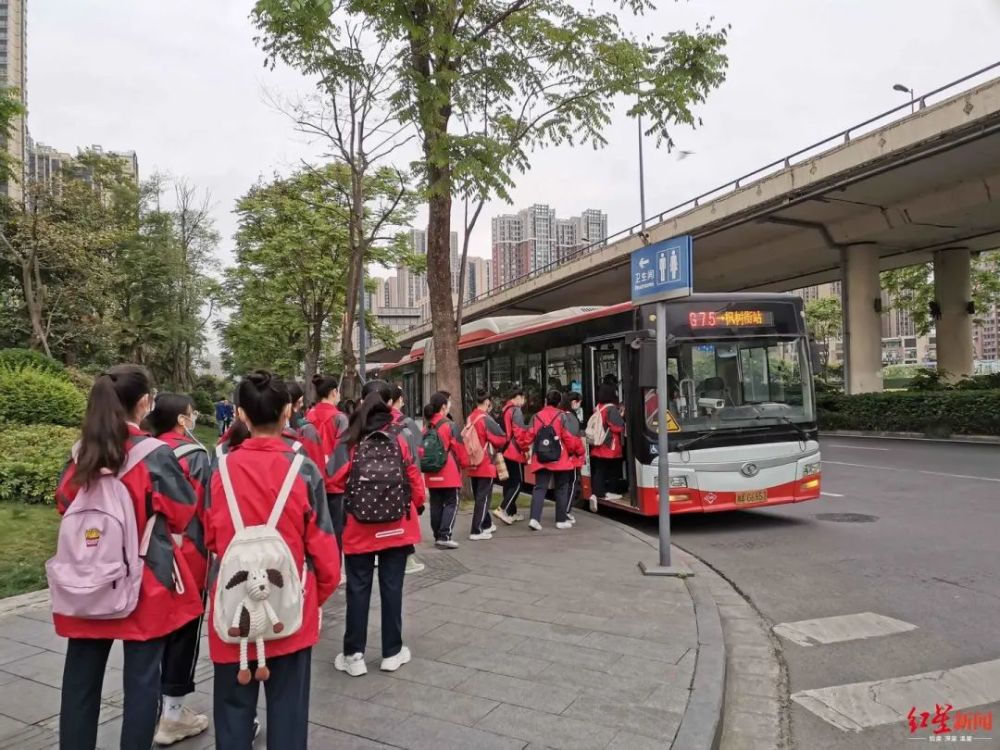 车内分开就座为助力东湖中学初二,初三学生复学复课,成都公交集团北星