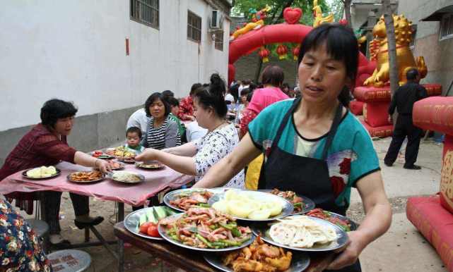 在农村,现在随礼不吃酒席的人越来越多,究竟是为什么呢?