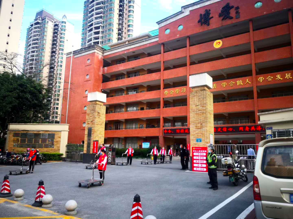 学校组织教师志愿者帮助学生运送行李 在清远市博爱学校 8点整,学生