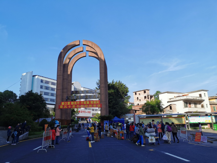 中心记者 现场直击师生们重返校园的第一天 地理坐标:乐昌市第一中学