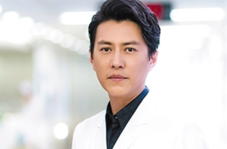 出演医生最帅的男星,张嘉译稳重儒雅,"医者仁心"谁略胜一筹!