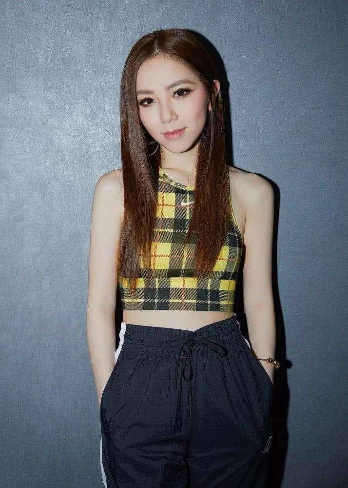 实力强又会穿的女歌手,邓紫棋放弃皮裤美出新高度,甜美街头风超吸睛