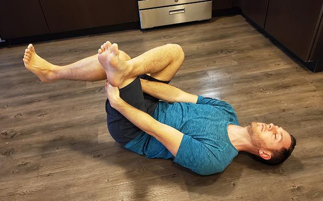 4个简单瑜伽动作！每天30分钟，缓解坐骨神经痛，效果杠杠滴