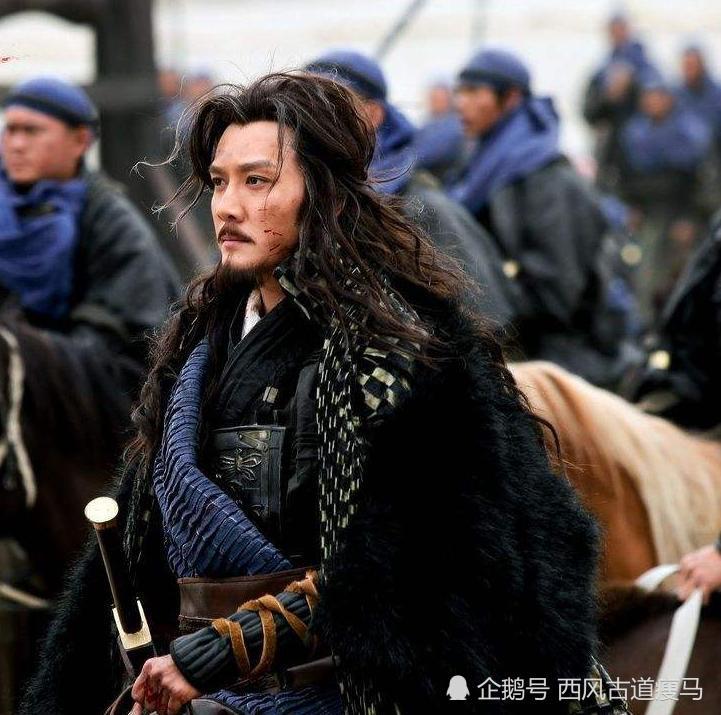 他身上的那套铠甲据说是当年他祖父楚国大将项燕的遗物,而这项燕也是