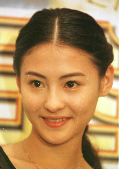 张柏芝太真实纯素颜出镜差异大脸部斑点清晰可见气质很普通
