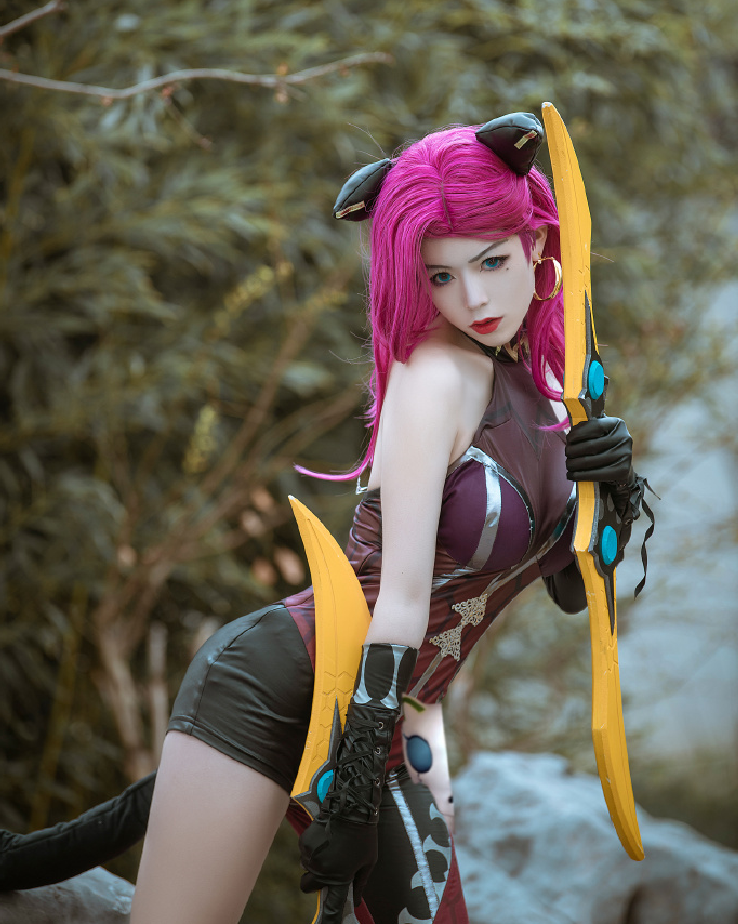 王者cosplay阿珂,王者荣耀伽罗cos 御姐cos王者阿珂,忘了一条腿没穿裤子,抬腿时霸气十足