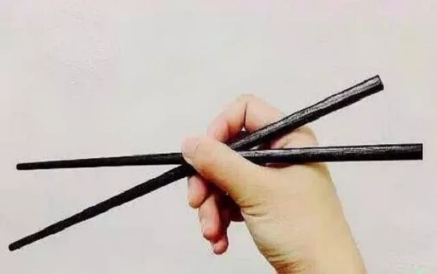 心理学:你拿筷子的姿势是什么样?测你今生注定是什么