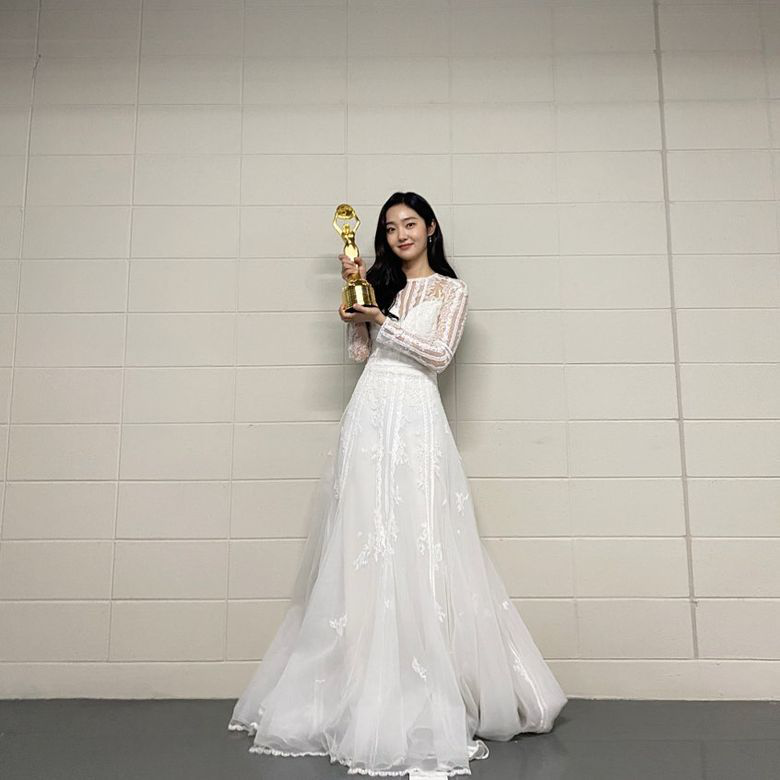 《王国2》的阴险娘娘居然才24岁?比起她过人演技,她的穿搭更可!