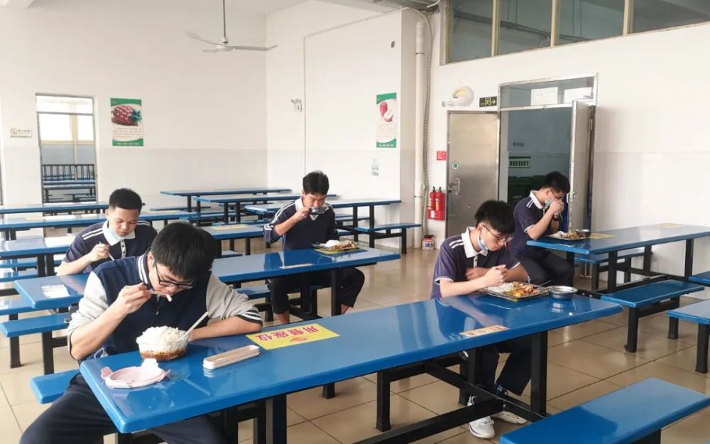 和风中学学生就餐
