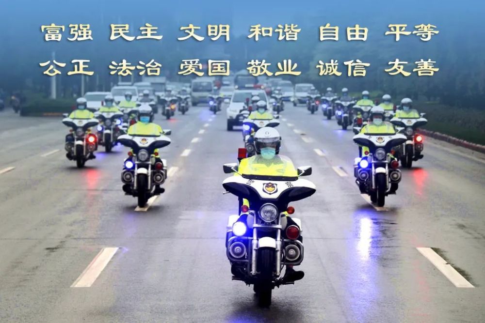 考生們?cè)趫?chǎng)內(nèi)戰(zhàn)“高分”,玉林交警在場(chǎng)外戰(zhàn)“高溫”丨護(hù)航中考交警...(圖19)