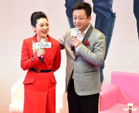 谭梅晒照庆朱军56岁生日朱军头发花白面容憔悴比丈母娘还老