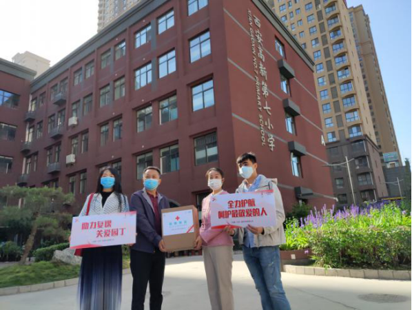 "西安郭杜大学城学校","西安曲江南湖小学"的老师们捐赠了一批"速洁芬