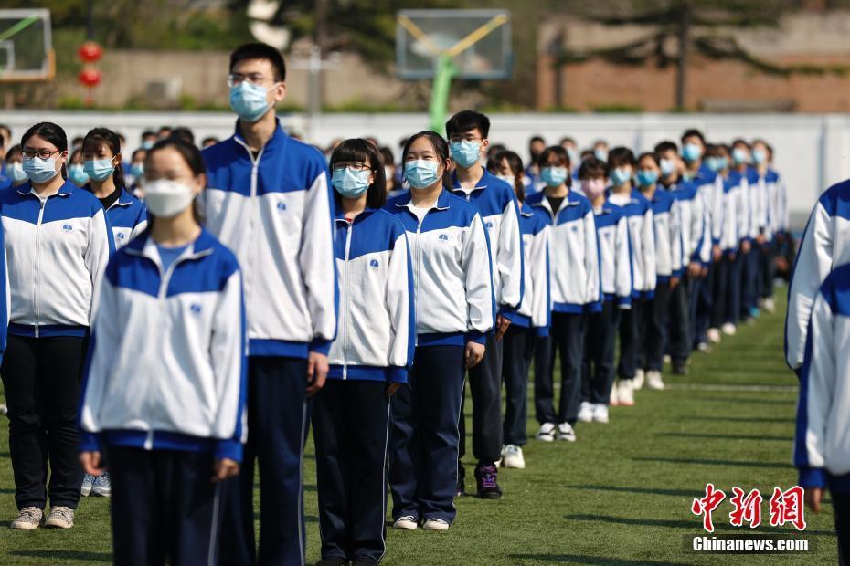 北京丰台二中高三学生走进教学楼.中新社记者 富田 摄