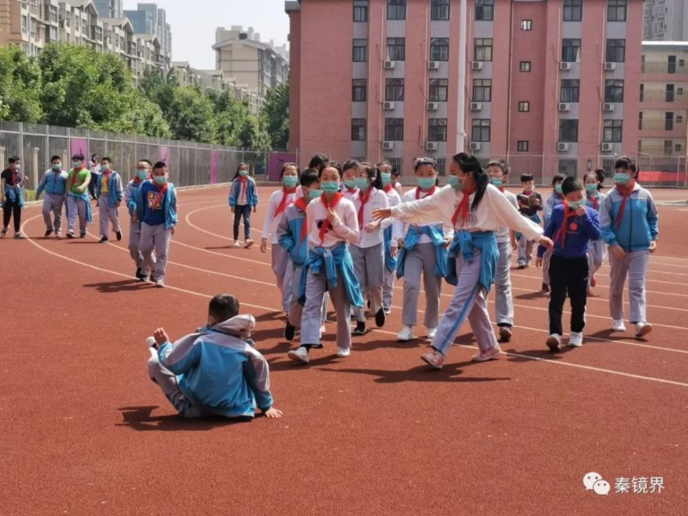 2020年4月27日,西安  未央区范家村小学四五六年级学生开学,操场上