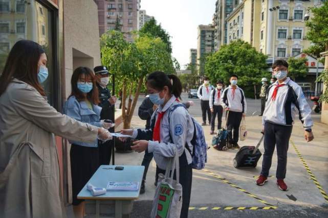 早晨7点一过,在上海外国语大学苏河湾实验中学的校门口,周到君看到