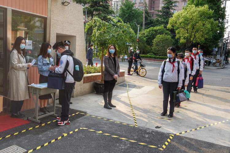 早晨7点一过,在上海外国语大学苏河湾实验中学的校门口,周到君看到