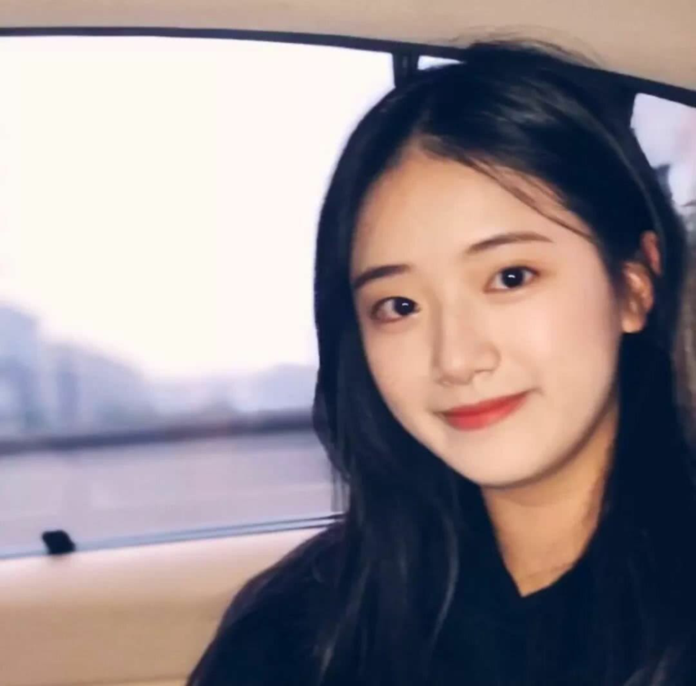ins风格女生头像:不需要太多,有你的微笑就足够了!