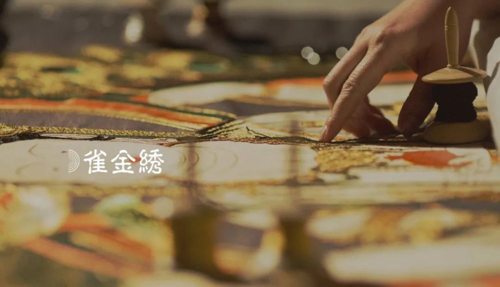 王丽敏 高级工艺美术师,雀金绣织绣技艺传承人,洛阳雀金绣研究院院长