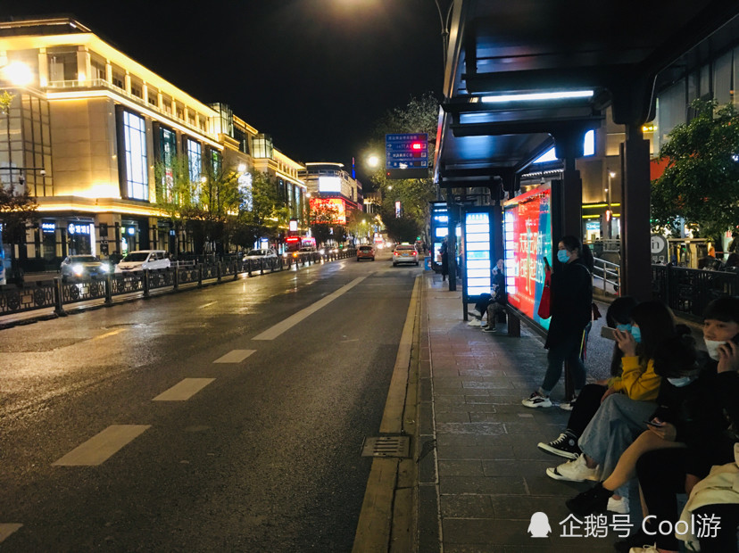 延安路是杭州最繁华的商业街,也是杭州湖滨商圈的最核心组成街区