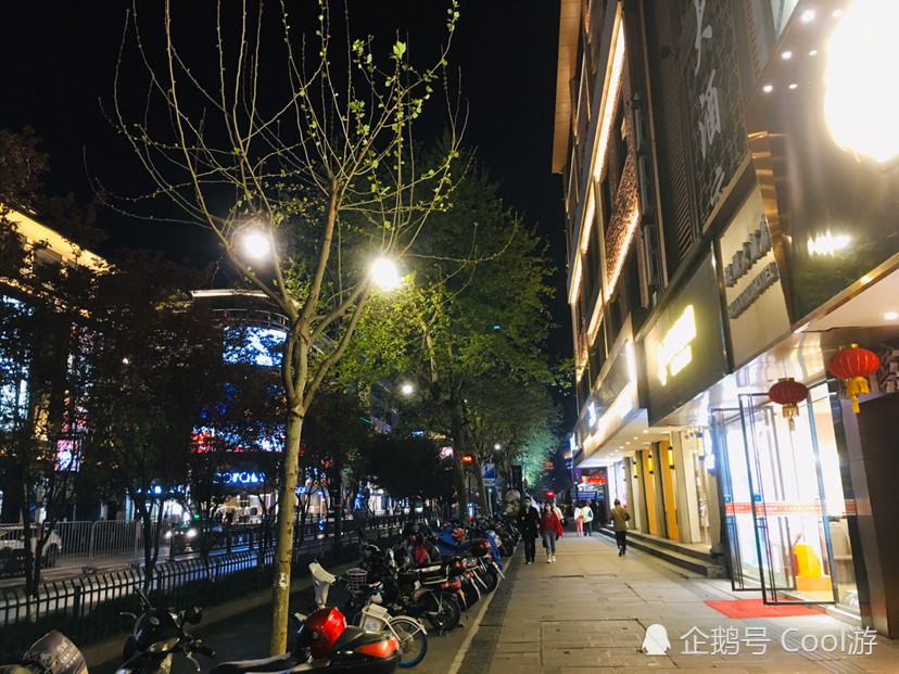 延安路是杭州最繁华的商业街,也是杭州湖滨商圈的最核心组成街区