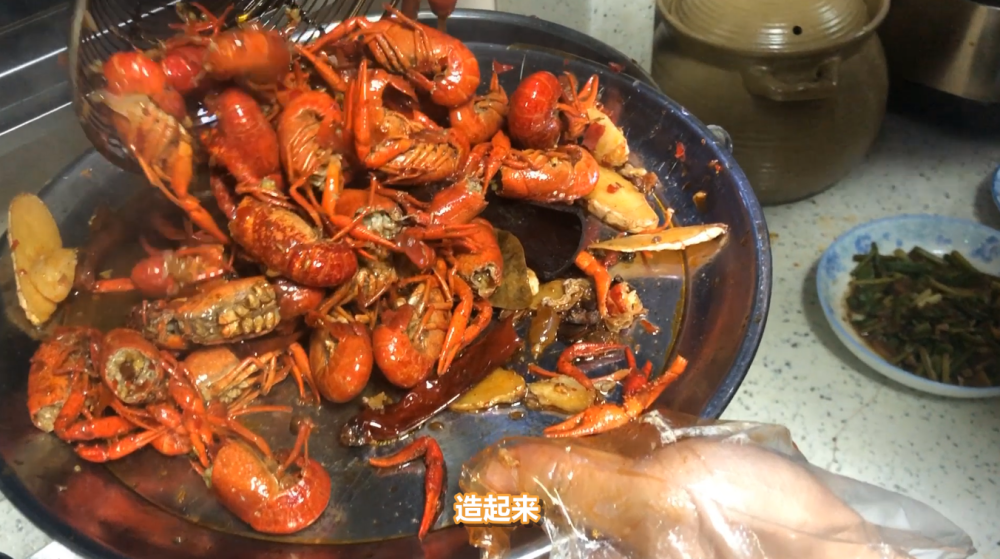 15斤潜江卤虾,小然妈咪一家人吃得满嘴是油,吃货们太开心了!