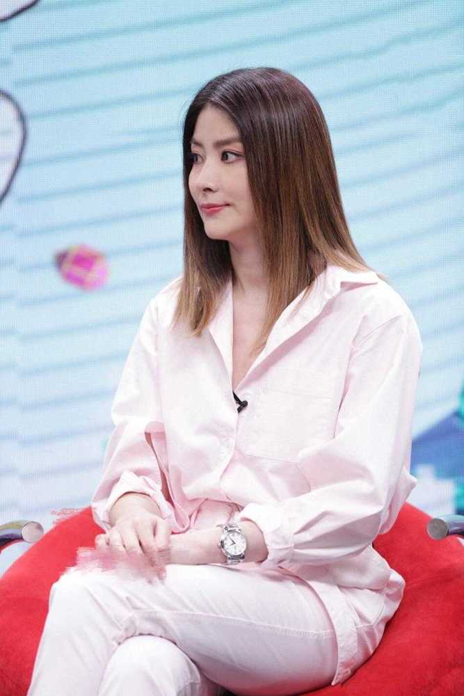 陈慧琳气质好就是不一样,穿基础款白色衬衫配白色小脚