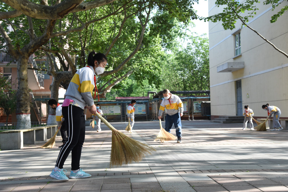 与同学们一起打扫校园卫生是难得的乐趣.