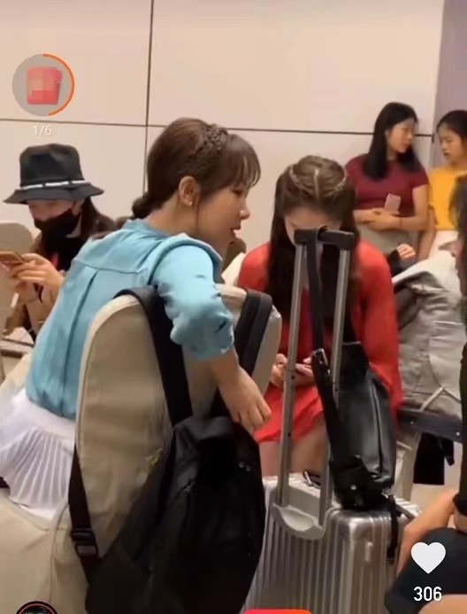 杨紫关晓彤后台聊天被拍,两人促膝长谈,镜头挪开两人