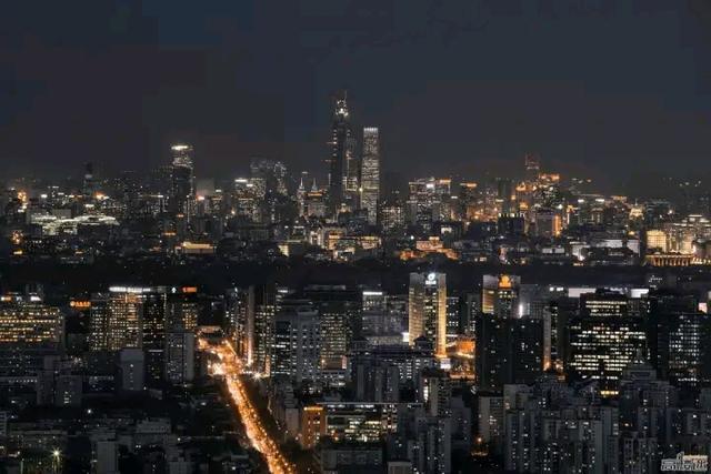 并评价上海的内透夜景在国内仅次于香港,是中国最具发达感的一个城市