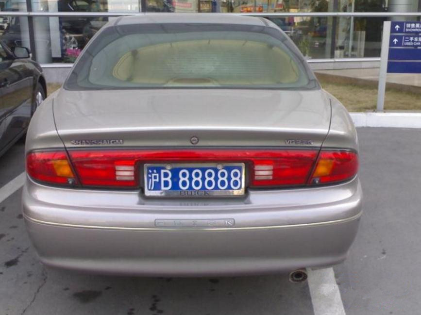 沪b88888,从小别克到大奔驰,车子越换越贵,车牌价值比肩顶级豪车_腾讯