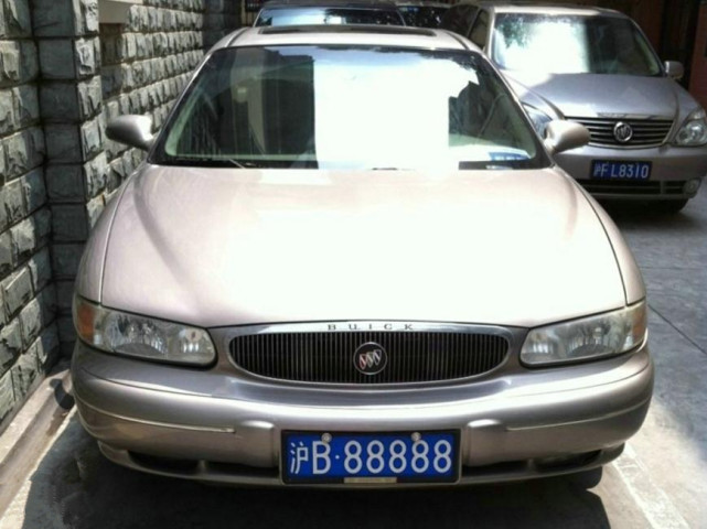 沪b88888,从小别克到大奔驰,车子越换越贵,车牌价值比肩顶级豪车