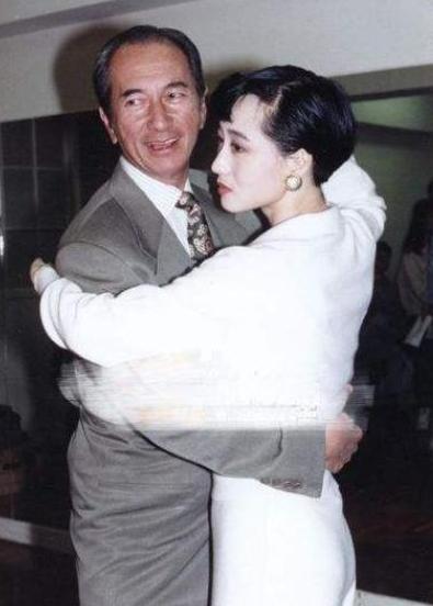 59岁利智近照曝光,为爱息影28年,如今她真的幸福吗?
