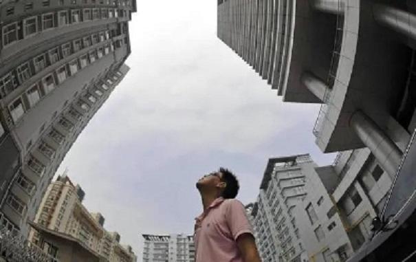 购房补贴讨好，还债房企要倒，房价磕到天花板，房产还炒不炒？