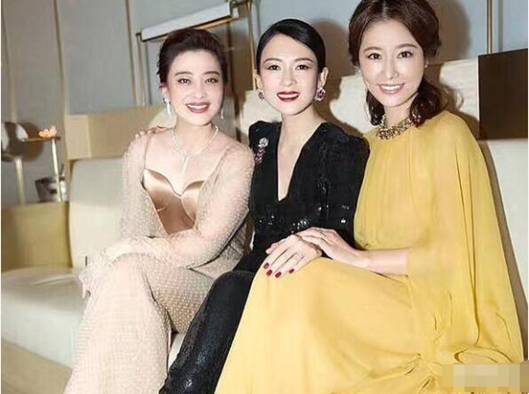 她是章子怡刘烨同学,曾将丈夫捧红却被抛弃,如今45岁成人生赢家