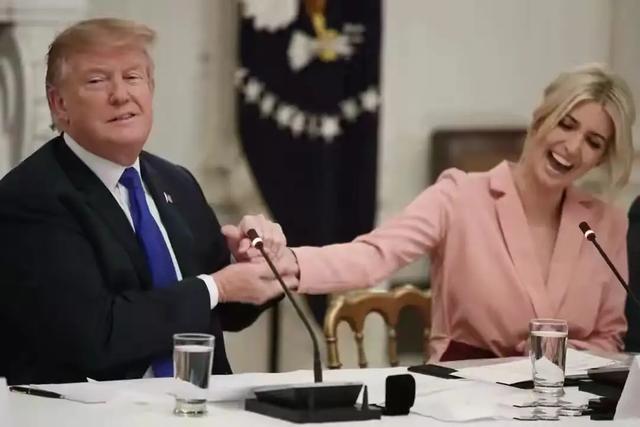 特朗普当女婿真贴心!和大1岁丈母娘拉手搞