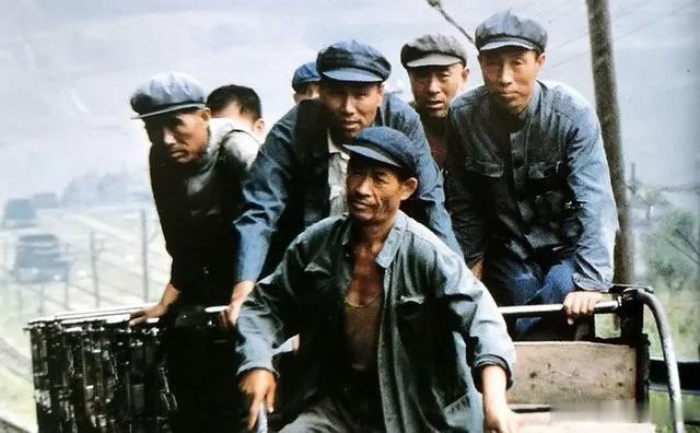 1981年的抚顺,正乘坐缆车下井的煤矿工人们