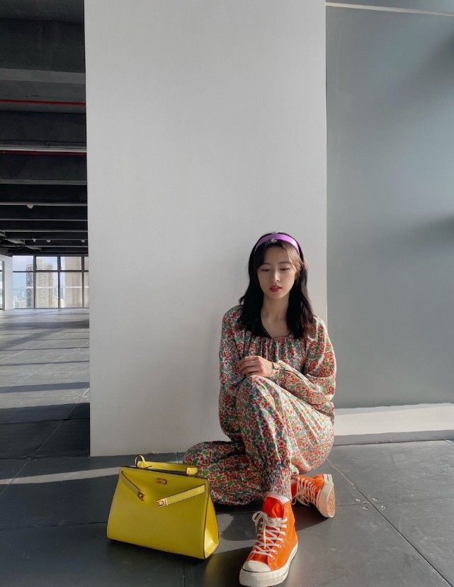 周雨彤气质真好,这么花的套装也能hold住,配发箍甜美