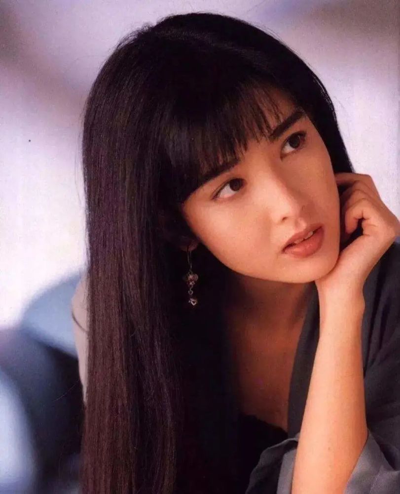 他曾是女神周慧敏的前男友?唱功超过四大天王的他,59岁至今未婚